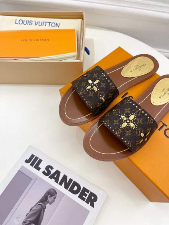 Picture of Louis Vuitton Slippers _SKULVsz35-41mnf0319583